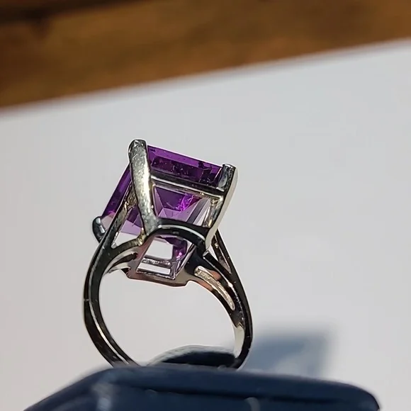 14KT white gold purple gemstone ring. - Picture 4 of 7
